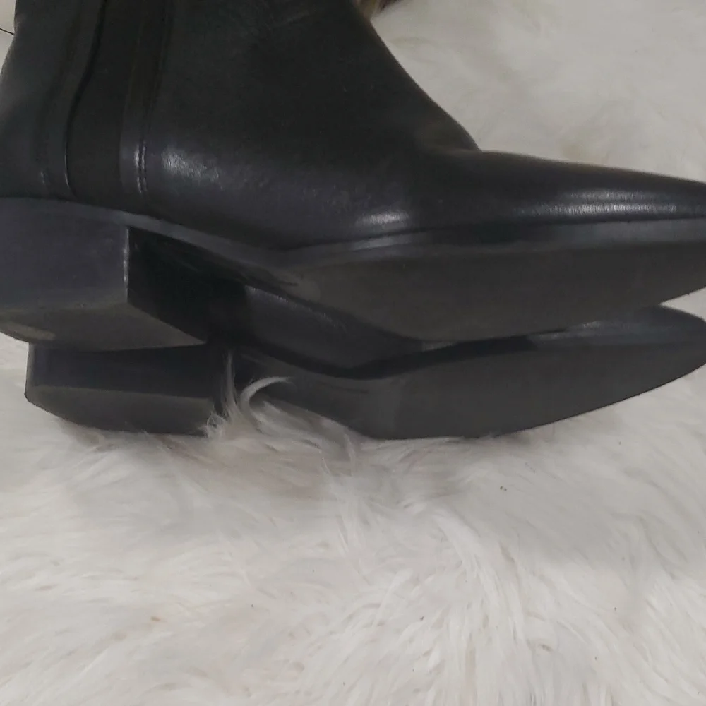 Chic Marc Fisher Black Leather Ankle Booties
